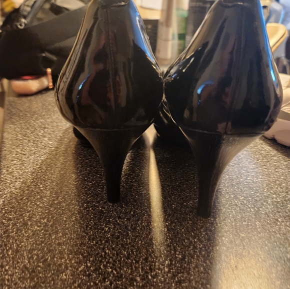 Size 11, nine west heels,  black (1 scuff mark) - Picture 3 of 7